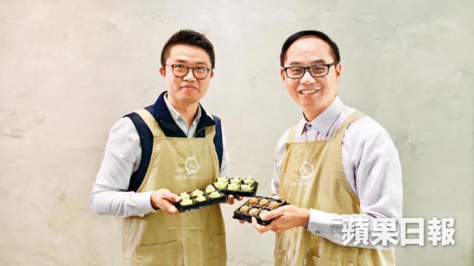 周大福黃紹基(右)同鄭炳熙製作湯圓應節,賣相唔錯。邱曉欣攝 周大福黃紹基(右)同鄭炳熙製作湯圓應節,賣相唔錯。邱曉欣攝