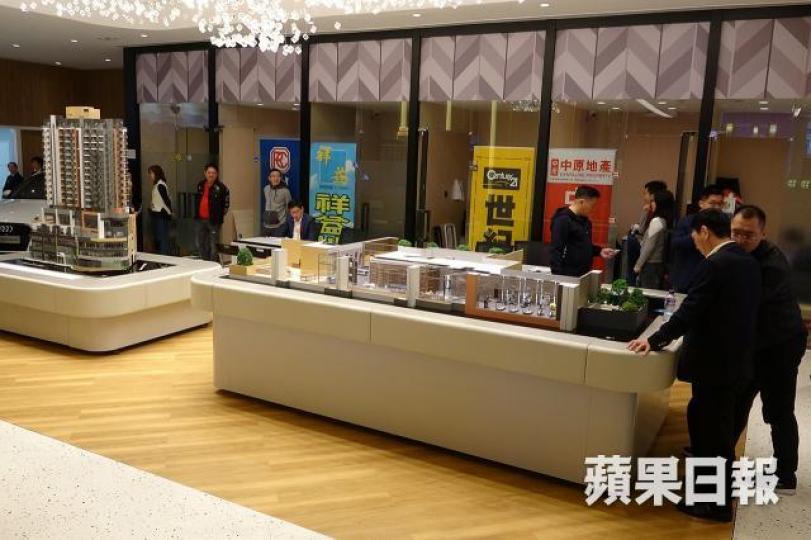 「龍床盤」菁雋大鑼大鼓做宣傳卻只售出兩伙,繼而發展商佳源國際股價大瀉八成,可算是頭頭碰着黑。 資料圖片 「龍床盤」菁雋大鑼大鼓做宣傳卻只售出兩伙,繼而發展商佳源國際股價大瀉八成,可算是頭頭碰着黑。 資料圖片