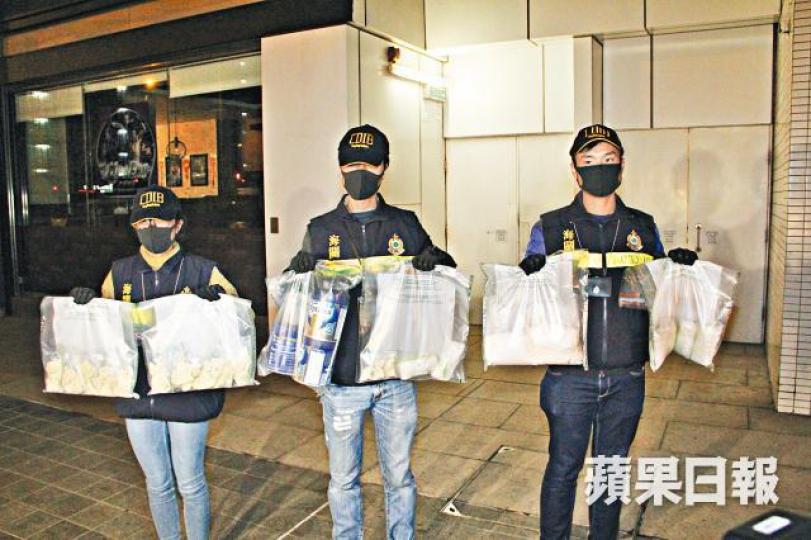海關在被捕男子住所撿獲值1,100萬元毒品。鄭文輝攝 海關在被捕男子住所撿獲值1,100萬元毒品。鄭文輝攝