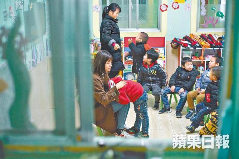 杜雪慧十多年來,每周都會到長沙開音特殊兒童康復中心探訪小孩。何家達攝 杜雪慧十多年來,每周都會到長沙開音特殊兒童康復中心探訪小孩。何家達攝
