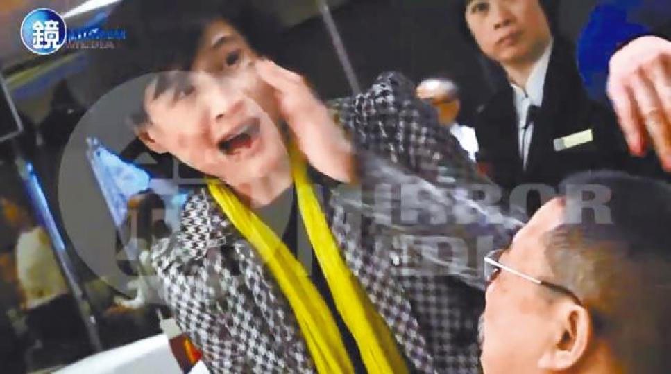 鄭麗君被摑時一臉錯愕。台灣《鏡周刊》 鄭麗君被摑時一臉錯愕。台灣《鏡周刊》