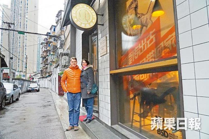 吳正榮(左)和杜雪慧在長沙僻巷開「吧赫西點」,培訓貧困聽障兒童。何家達攝後廚的工作間內,麵包師們都專注搓粉糰,除了機器的聲音,大部份時間都很安靜。何家達攝新鮮出爐的麵包堆滿架上,惹人垂涎。 何家達攝吳正榮夫婦出於善心開舖,不少客人慕名而來,麵包店在長沙開始有些名氣。何家達攝八年來,麵包店培訓出多名無聲麵包師。受訪者提供 吳正榮(左)和杜雪慧在長沙僻巷開「吧赫西點」,培訓貧困聽障兒童。何家達攝後廚的工作間內,麵包師們都專注搓粉糰,除了機器的聲音,大部份時間都很安靜。何家達攝新鮮出爐的麵包堆滿架上,惹人垂涎。 何家達攝吳正榮夫婦出於善心開舖,不少客人慕名而來,麵包店在長沙開始有些名氣。何家達攝八年來,麵包店培訓出多名無聲麵包師。受訪者提供