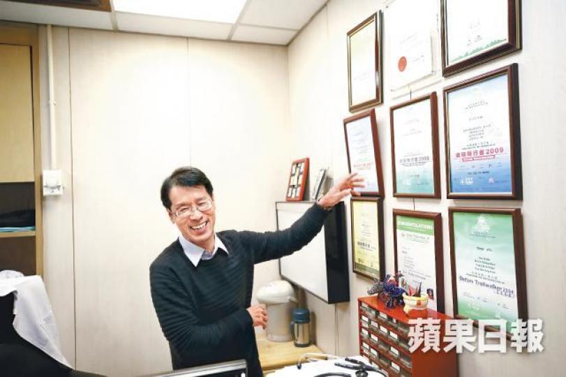 高志昌醫生高醫生手臂有兩個紋身,都是女兒的作品,這個是光明勇士。高醫生加入無國界醫生10年,參與救援行動12次。 高志昌醫生高醫生手臂有兩個紋身,都是女兒的作品,這個是光明勇士。高醫生加入無國界醫生10年,參與救援行動12次。