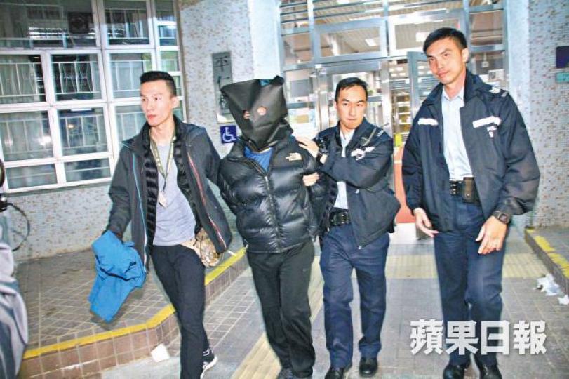 疑兇一度與警方對峙,最終投降被捕帶署。唐家輝攝 疑兇一度與警方對峙,最終投降被捕帶署。唐家輝攝