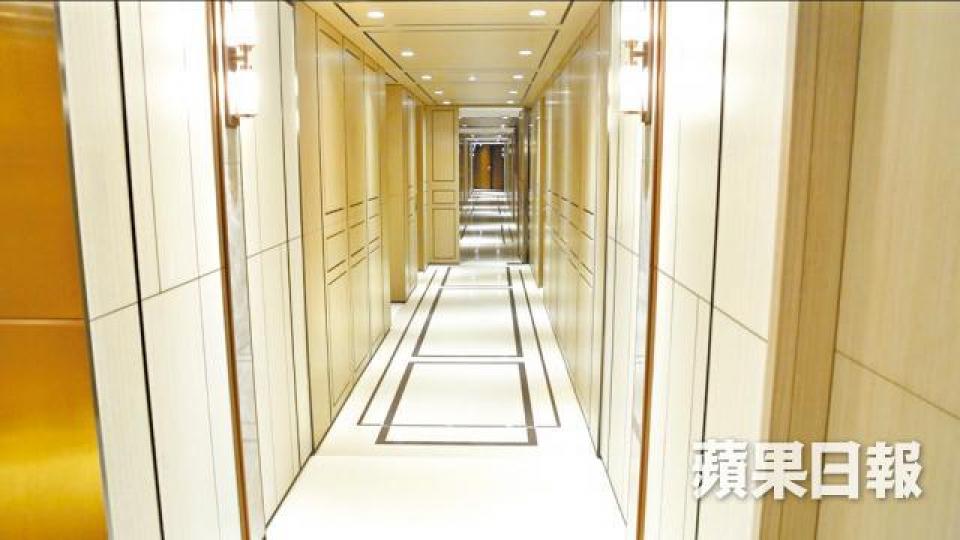「劏房之城」環海.東岸一梯36伙,業主以私樓價錢換來公屋格局。每層僅1個垃圾房,部份單位住戶須步行長達33米才能到達。 「劏房之城」環海.東岸一梯36伙,業主以私樓價錢換來公屋格局。每層僅1個垃圾房,部份單位住戶須步行長達33米才能到達。