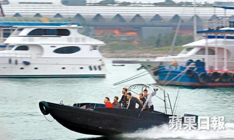 【新義安快艇晒馬】新義安成員乘搭快艇,在觀塘避風塘高速飛馳高調晒馬。張軍攝大批新義安南亞兵團日前在觀塘碼頭聚集。在觀塘碼頭經營「遊艇管理」生意的黃先生稱,會為艇主提供水電等服務。新義安在觀塘避風塘放置多個大型浮躉,並派出成員「巡邏」。黃學潤攝 【新義安快艇晒馬】新義安成員乘搭快艇,在觀塘避風塘高速飛馳高調晒馬。張軍攝大批新義安南亞兵團日前在觀塘碼頭聚集。在觀塘碼頭經營「遊艇管理」生意的黃先生稱,會為艇主提供水電等服務。新義安在觀塘避風塘放置多個大型浮躉,並派出成員「巡邏」。黃學潤攝