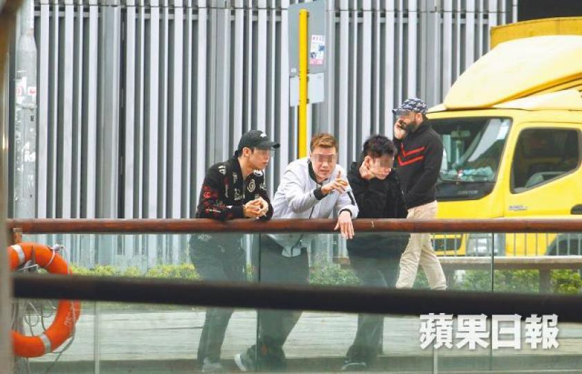 觀塘新義安人馬近日盤踞海旁,高調晒馬防範其他幫派入侵。警方機動部隊連日在觀塘碼頭一帶巡邏,防止黑幫廝殺。張 軍攝 觀塘新義安人馬近日盤踞海旁,高調晒馬防範其他幫派入侵。警方機動部隊連日在觀塘碼頭一帶巡邏,防止黑幫廝殺。張 軍攝