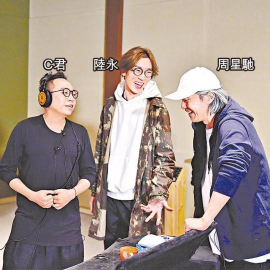 農夫早前為《新喜劇之王》配音,陸永更表示能與星爺合作感到榮幸。王寶強在片中飾演馬可,粵語版找來C君配音。 農夫早前為《新喜劇之王》配音,陸永更表示能與星爺合作感到榮幸。王寶強在片中飾演馬可,粵語版找來C君配音。