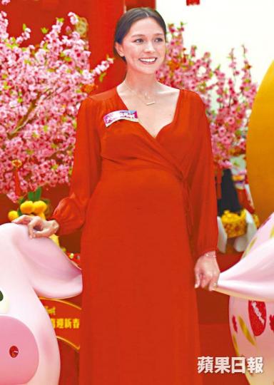 Cara G.將做豬媽媽,透露農曆新年計劃一家人到海灘露營。Ana(左)表示收爐不再生,莊思敏稱豬年求「包養」。 Cara G.將做豬媽媽,透露農曆新年計劃一家人到海灘露營。Ana(左)表示收爐不再生,莊思敏稱豬年求「包養」。