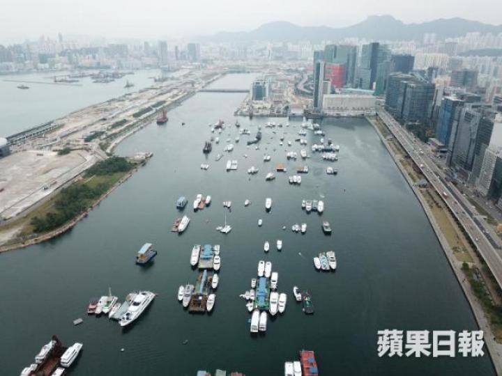 海事處2017年8月在觀塘避風塘試行分區停泊,惟對違泊船隻並無執法權。 海事處2017年8月在觀塘避風塘試行分區停泊,惟對違泊船隻並無執法權。