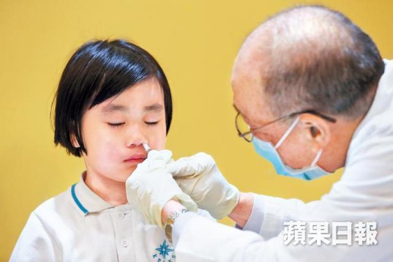 藥劑師昨到幼稚園為學童接種噴鼻式流感疫苗。夏家朗攝 藥劑師昨到幼稚園為學童接種噴鼻式流感疫苗。夏家朗攝