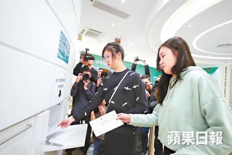林氏姊妹昨分開兩張表格遞交,盼增加抽中煥然懿居的機會。 林氏姊妹昨分開兩張表格遞交,盼增加抽中煥然懿居的機會。