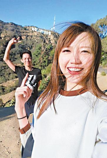 吳若希與老公何兆鴻早前到美國旅行,被老公生意客戶的電話破壞旅行的好心情。互聯網圖片吳若希在Ig內「呼籲」老公的客戶,沒有幫襯就不要來電。互聯網圖片吳若希與老公經常帶囡囡淼淼四處遊玩,一家三口享受家庭樂。互聯網圖片有報道指吳若希婚後,奶奶曾嫌棄吳若希爛口,令婆媳關係一度緊張。有傳何兆鴻當時未與前度女友Toby分手,就撻着吳若希。吳若希在節目中不理警告字句,觸摸限量旅行篋,被網民鬧影衰香港人。電視圖片吳若希(右)大講有味諧音笑話,之後自己喪笑,令身旁的台灣主持尷尬。電視圖片 吳若希與老公何兆鴻早前到美國旅行,被老公生意客戶的電話破壞旅行的好心情。互聯網圖片吳若希在Ig內「呼籲」老公的客戶,沒有幫襯就不要來電。互聯網圖片吳若希與老公經常帶囡囡淼淼四處遊玩,一家三口享受家庭樂。互聯網圖片有報道指吳若希婚後,奶奶曾嫌棄吳若希爛口,令婆媳關係一度緊張。有傳何兆鴻當時未與前度女友Toby分手,就撻着吳若希。吳若希在節目中不理警告字句,觸摸限量旅行篋,被網民鬧影衰香港人。電視圖片吳若希(右)大講有味諧音笑話,之後自己喪笑,令身旁的台灣主持尷尬。電視圖片