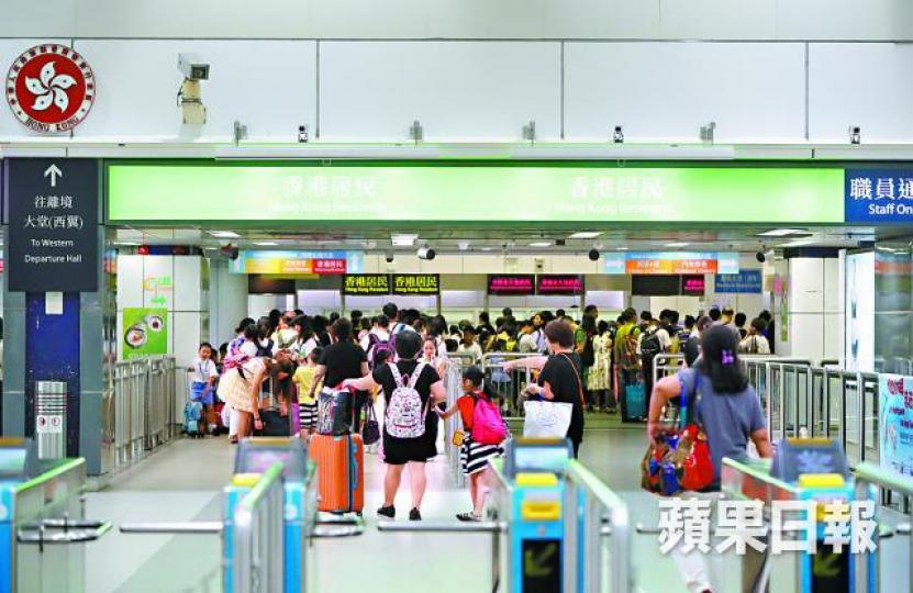 56歲姓王女騙徒在羅湖口岸過關準備返回內地時被捕。資料圖片 56歲姓王女騙徒在羅湖口岸過關準備返回內地時被捕。資料圖片
