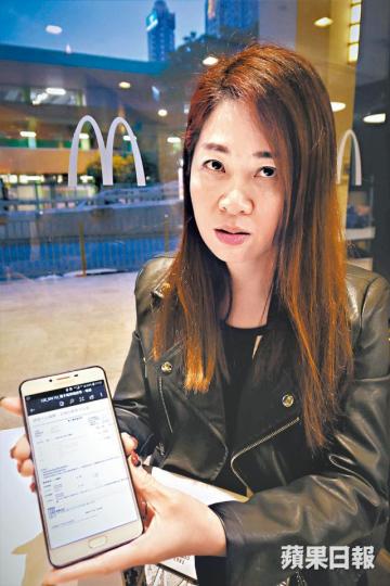 投訴人李太指用手機在永安旅遊網站買新航機票時,看不到有列明改機票手續費的詳細條款,付款後才知手續費竟近2,000元。徐雲庭攝永安旅遊強調若在其網站買新航機票,付款前的其中一頁若按入「機票條款」,必可看到新航就改機票要求收取200美元即1,589港元手續費(紅框示)。永安旅遊提供圖片記者自行在永安旅遊網站測試,發現在購買新航機票最初幾個步驟,網站的「機票條款」均未有詳細披露新航改機票要收200美元手續費。李太指用購買機票時只有標示改機票永安要收350元。受訪者提供圖片 投訴人李太指用手機在永安旅遊網站買新航機票時,看不到有列明改機票手續費的詳細條款,付款後才知手續費竟近2,000元。徐雲庭攝永安旅遊強調若在其網站買新航機票,付款前的其中一頁若按入「機票條款」,必可看到新航就改機票要求收取200美元即1,589港元手續費(紅框示)。永安旅遊提供圖片記者自行在永安旅遊網站測試,發現在購買新航機票最初幾個步驟,網站的「機票條款」均未有詳細披露新航改機票要收200美元手續費。李太指用購買機票時只有標示改機票永安要收350元。受訪者提供圖片