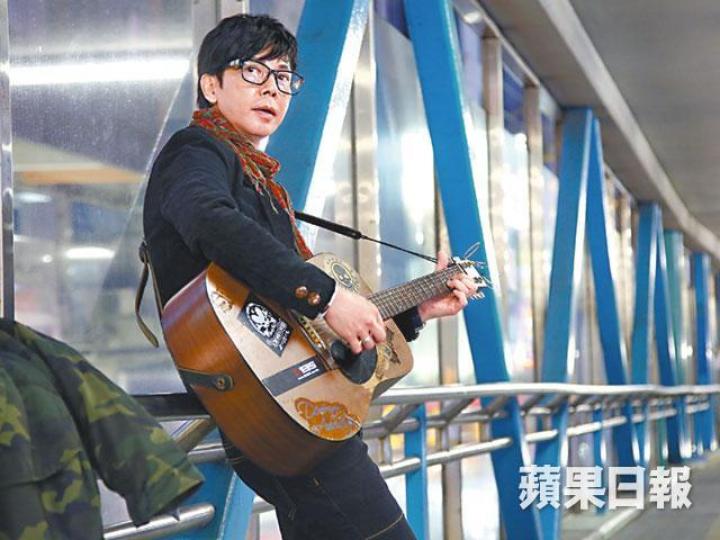 前幕後玩家主音羅金榮對音樂充滿熱誠,他接受本報專訪當日更玩busking!羅金榮感激黃子華(右)撐到盡,笑言前世可能是親兄弟。鍾鎮濤(右)原來是羅金榮的啟蒙老師。羅金榮(左二)95年曾組樂隊幕後玩家,可惜出道兩年便因唱片公司倒閉被迫解散。資料圖片 前幕後玩家主音羅金榮對音樂充滿熱誠,他接受本報專訪當日更玩busking!羅金榮感激黃子華(右)撐到盡,笑言前世可能是親兄弟。鍾鎮濤(右)原來是羅金榮的啟蒙老師。羅金榮(左二)95年曾組樂隊幕後玩家,可惜出道兩年便因唱片公司倒閉被迫解散。資料圖片