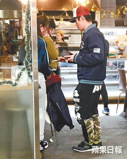【主動找數】翟威廉拿出銀包,給錢麥貝夷買薄餅。讀者提供圖片【分頭行事】麥貝夷排隊買薄餅,翟威廉就去霸位。讀者提供圖片【全程孖咇】兩人全程貼着行,感情非淺。讀者提供圖片翟威廉和麥貝夷經常夾歌。互聯網圖片 【主動找數】翟威廉拿出銀包,給錢麥貝夷買薄餅。讀者提供圖片【分頭行事】麥貝夷排隊買薄餅,翟威廉就去霸位。讀者提供圖片【全程孖咇】兩人全程貼着行,感情非淺。讀者提供圖片翟威廉和麥貝夷經常夾歌。互聯網圖片