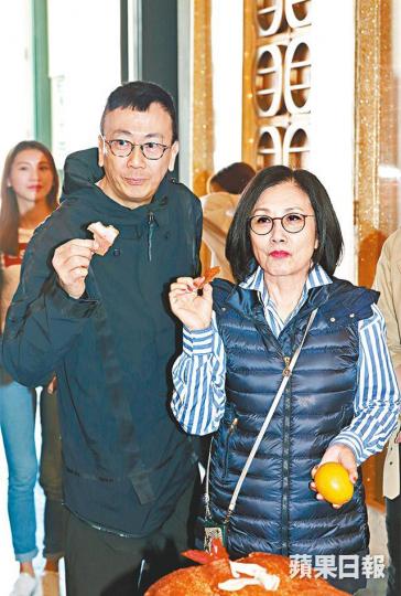 阿姐與鄭丹瑞昨日出席節目拜神儀式。 阿姐與鄭丹瑞昨日出席節目拜神儀式。