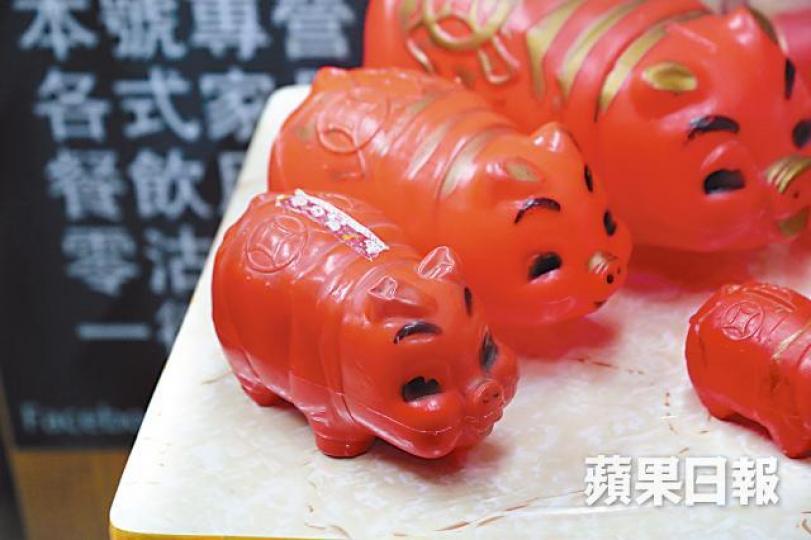 曾書浩和商場合作辦展覽,獲市民借出嫁妝錢罌(左),內裏儲滿零錢。曾書浩復刻懷舊紅膠豬錢罌,冀助港人尋回童年回憶。 曾書浩和商場合作辦展覽,獲市民借出嫁妝錢罌(左),內裏儲滿零錢。曾書浩復刻懷舊紅膠豬錢罌,冀助港人尋回童年回憶。