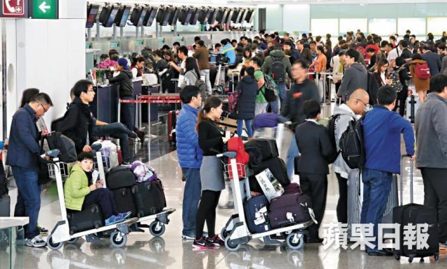 多間航空公司復收燃油附加費,市民外遊成本增加。
多間航空公司復收燃油附加費,市民外遊成本增加。