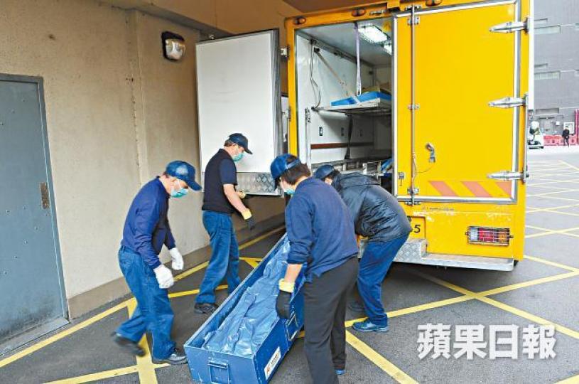 攝影發燒友行大帽山期間猝死,仵工事後將屍體移送殮房。溫文學攝大帽山是香港最高山峯,吸引不少行山客挑戰。翁鈺輝攝 攝影發燒友行大帽山期間猝死,仵工事後將屍體移送殮房。溫文學攝大帽山是香港最高山峯,吸引不少行山客挑戰。翁鈺輝攝