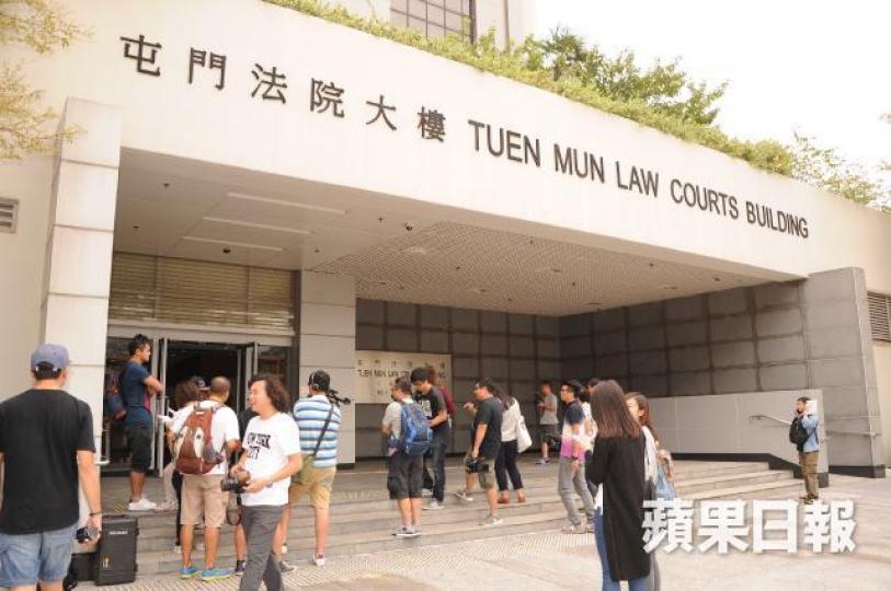 被捕一男兩女昨日在屯門裁判法院提堂。 被捕一男兩女昨日在屯門裁判法院提堂。