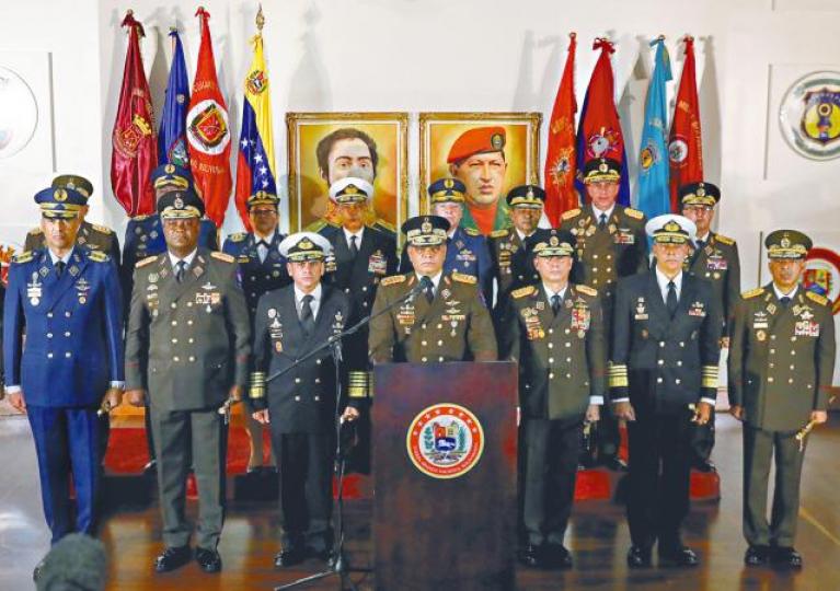 委國防長帕德里諾率一眾軍頭聲言絕對忠於馬杜羅。路透社 委國防長帕德里諾率一眾軍頭聲言絕對忠於馬杜羅。路透社