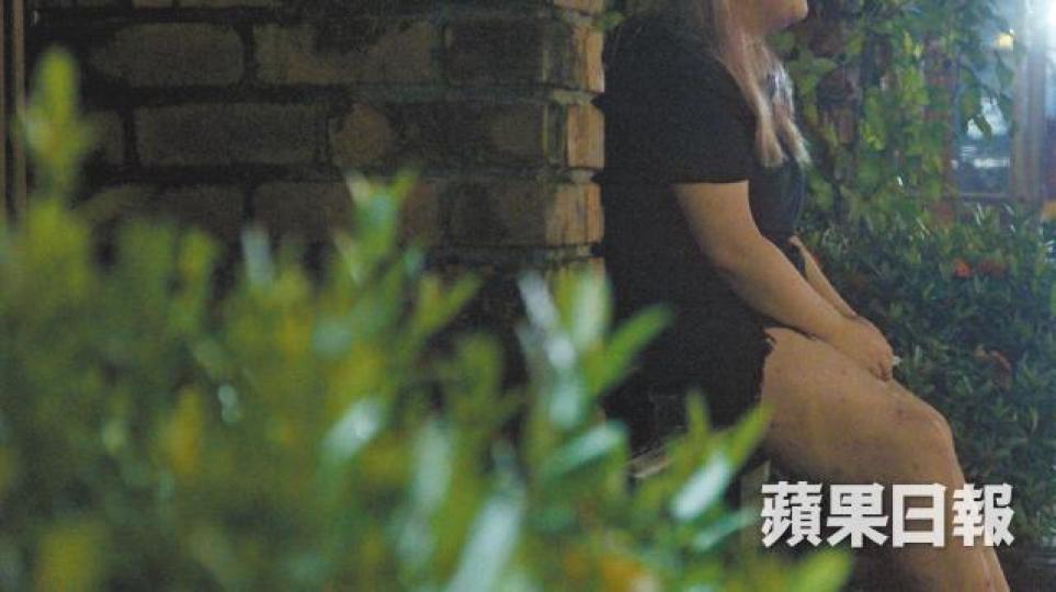 李小姐指,與馮忠偉拍拖約一年被榨取約10萬元致負債纍纍。周子惇攝馮忠偉認為當年另結新歡,因此遭人誣衊。資料圖片馮忠偉(右)早前捲入威逼未成年少女拍攝自慰片一案,審訊後脫罪,圖為他審訊期間與友人出入法庭。不時在社交平台分享吃喝玩樂、駕名車照片的馮忠偉,生活看來富裕。互聯網 李小姐指,與馮忠偉拍拖約一年被榨取約10萬元致負債纍纍。周子惇攝馮忠偉認為當年另結新歡,因此遭人誣衊。資料圖片馮忠偉(右)早前捲入威逼未成年少女拍攝自慰片一案,審訊後脫罪,圖為他審訊期間與友人出入法庭。不時在社交平台分享吃喝玩樂、駕名車照片的馮忠偉,生活看來富裕。互聯網