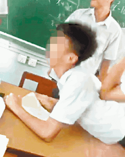 本報獲得片段顯示,受虐男生被按在課室教師桌上,背部遭人搥打,面露痛苦神色。有人將受虐男生的左腳向後拗。彭綺蓮博士為現任董之英中學校長。馬鞍山仁濟醫院董之英紀念中學欺凌事件越揭越多。 本報獲得片段顯示,受虐男生被按在課室教師桌上,背部遭人搥打,面露痛苦神色。有人將受虐男生的左腳向後拗。彭綺蓮博士為現任董之英中學校長。馬鞍山仁濟醫院董之英紀念中學欺凌事件越揭越多。