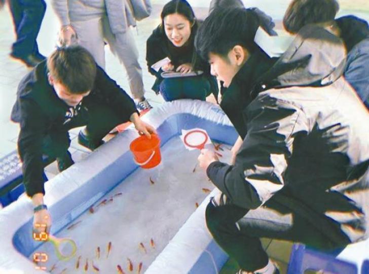 恒大市場及營銷學會設撈金魚遊戲。《香港動物報》提供圖片 恒大市場及營銷學會設撈金魚遊戲。《香港動物報》提供圖片