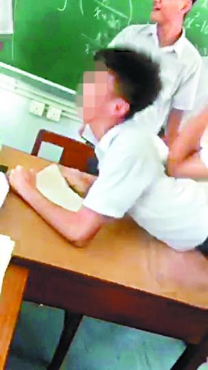 欺凌片中可見受害學生被人搥打背部。資料圖片 欺凌片中可見受害學生被人搥打背部。資料圖片