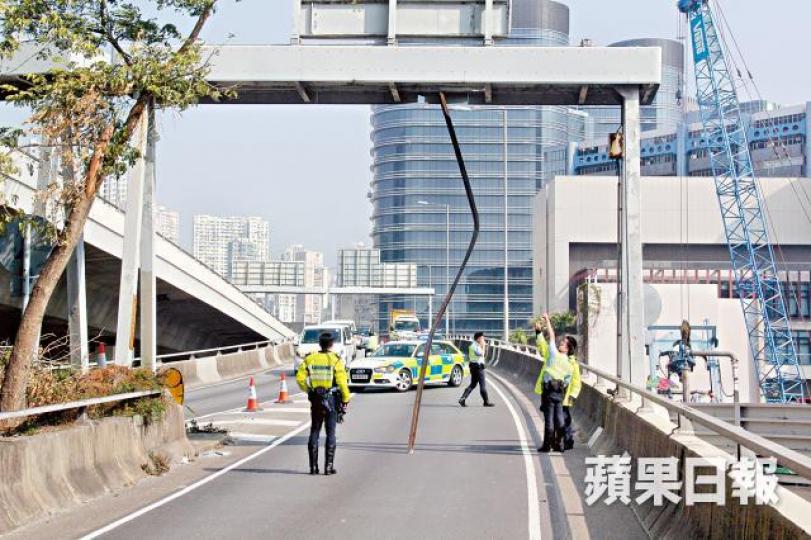 工字鐵垂直卡在龍門架與路面之間,警方封路處理。劉永明攝 工字鐵垂直卡在龍門架與路面之間,警方封路處理。劉永明攝
