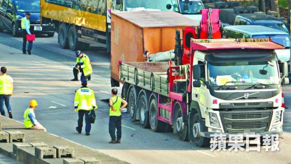 密斗貨車猛撼吊臂貨車車尾,警員在場調查。 密斗貨車猛撼吊臂貨車車尾,警員在場調查。