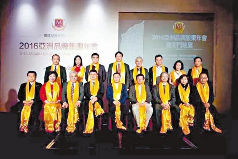 肖建華(前排左四)曾以明天集團戰略委員會主席的身份,在本港四季酒店出席亞洲品牌集團股東年會。 肖建華(前排左四)曾以明天集團戰略委員會主席的身份,在本港四季酒店出席亞洲品牌集團股東年會。