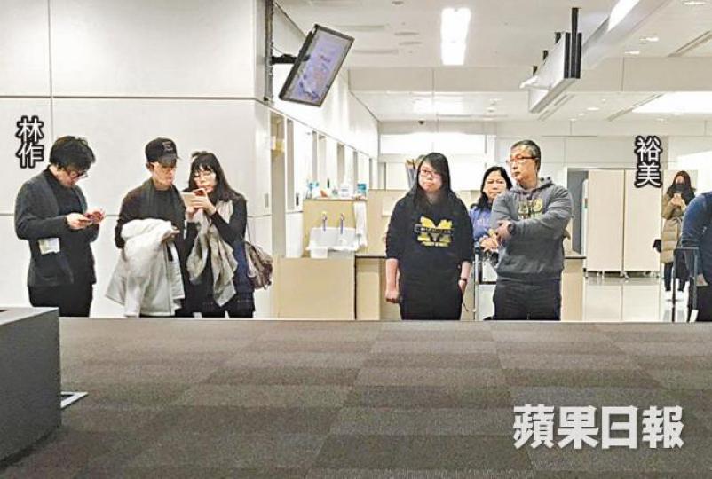 林作在機場等行李期間,一度示意裕美行近身邊,但警覺性高的裕美沒有理會。讀者提供圖片裕美刻意與林作保持距離,更不停地玩手機。讀者提供圖片林作在社交網相中,左邊友人(箭嘴示)與裕美當日的羽絨相似。互聯網圖片裕美與林作去年出席活動時,公然打情罵俏,不過二人多次否認戀情。資料圖片 林作在機場等行李期間,一度示意裕美行近身邊,但警覺性高的裕美沒有理會。讀者提供圖片裕美刻意與林作保持距離,更不停地玩手機。讀者提供圖片林作在社交網相中,左邊友人(箭嘴示)與裕美當日的羽絨相似。互聯網圖片裕美與林作去年出席活動時,公然打情罵俏,不過二人多次否認戀情。資料圖片