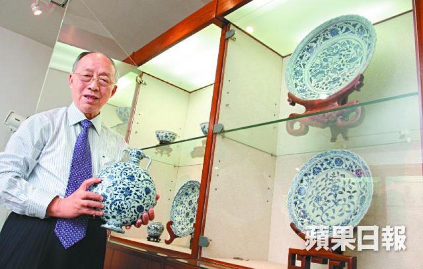 葛師科2010年曾接受本報訪問,介紹其收藏品。明成化青花表裏纏枝花卉紋宮碗元朝青花大盤清雍正粉彩牡丹瓣盤永樂甜白暗花僧帽壺 葛師科2010年曾接受本報訪問,介紹其收藏品。明成化青花表裏纏枝花卉紋宮碗元朝青花大盤清雍正粉彩牡丹瓣盤永樂甜白暗花僧帽壺