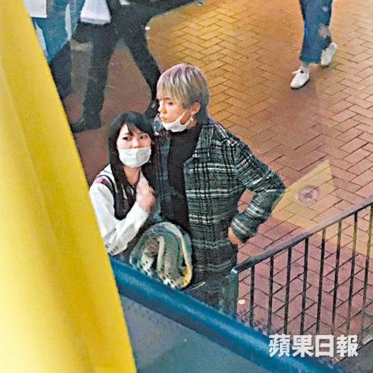 姜濤日前與網紅Anjan夜遊銅鑼灣,他表示與對方只是新相識的普通朋友。讀者提供圖片Anjan不時直播打機,在直播app上有不少粉絲。互聯網圖片姜濤昨日出席活動,他笑說自己沒有話事權,拍拖要先問監製花姐。自稱未拍過拖的姜濤,早前曾被揭與女生十指緊扣,但澄清是被人玩。資料圖片姜濤(左)小學至中學時期都是肥仔,減肥成功變成港女的小鮮肉。資料圖片姜濤(右)曾穿同一件格仔外套拍攝廣告。互聯網圖片 姜濤日前與網紅Anjan夜遊銅鑼灣,他表示與對方只是新相識的普通朋友。讀者提供圖片Anjan不時直播打機,在直播app上有不少粉絲。互聯網圖片姜濤昨日出席活動,他笑說自己沒有話事權,拍拖要先問監製花姐。自稱未拍過拖的姜濤,早前曾被揭與女生十指緊扣,但澄清是被人玩。資料圖片姜濤(左)小學至中學時期都是肥仔,減肥成功變成港女的小鮮肉。資料圖片姜濤(右)曾穿同一件格仔外套拍攝廣告。互聯網圖片