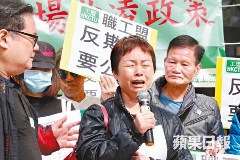 支援服務助理梁玲珠昨到醫管局總部請願,控訴遭上司針對。 支援服務助理梁玲珠昨到醫管局總部請願,控訴遭上司針對。