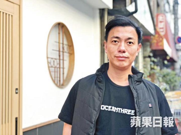 生蠔店店主何智聰在大阪擁有六間物業。中介Kammy指經營民宿宜精心佈置單位。 生蠔店店主何智聰在大阪擁有六間物業。中介Kammy指經營民宿宜精心佈置單位。