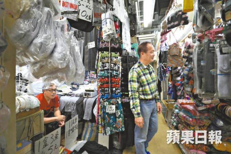 四哥(右)指同仁街臨時小販市場人流冷清,生意淡薄。年近90歲的梁伯在康寧道開設鐘錶店逾40年。 四哥(右)指同仁街臨時小販市場人流冷清,生意淡薄。年近90歲的梁伯在康寧道開設鐘錶店逾40年。