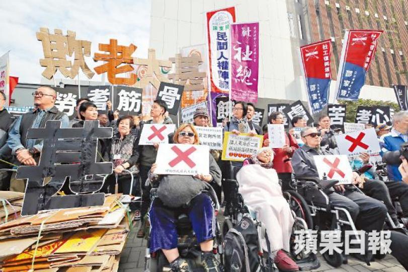 社福界昨到特首辦外抗議收緊綜援,不少長者專程到場支持。謝榮耀攝 社福界昨到特首辦外抗議收緊綜援,不少長者專程到場支持。謝榮耀攝