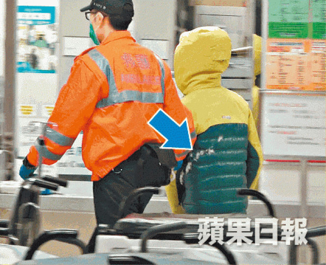 事主僅受輕傷送院治理,其羽絨則被斬破(箭嘴示)。 事主僅受輕傷送院治理,其羽絨則被斬破(箭嘴示)。