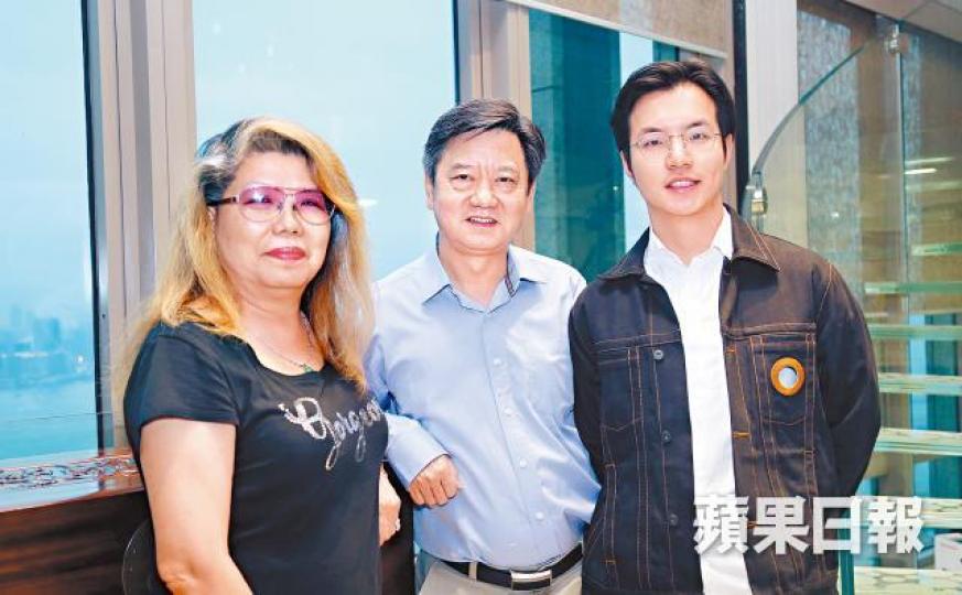 黎永滔(中)稱,當兒子(右)順利接班後,他便可與太太遊山玩水,只協助投資上的大決定。鄒潔珊攝 黎永滔(中)稱,當兒子(右)順利接班後,他便可與太太遊山玩水,只協助投資上的大決定。鄒潔珊攝