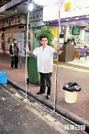 大廚林旺佳手持菜館被毀的玻璃門框,估計事件是黑幫所為。潮興正宗打冷小廚吸引不少藝人如譚詠麟光顧。 大廚林旺佳手持菜館被毀的玻璃門框,估計事件是黑幫所為。潮興正宗打冷小廚吸引不少藝人如譚詠麟光顧。