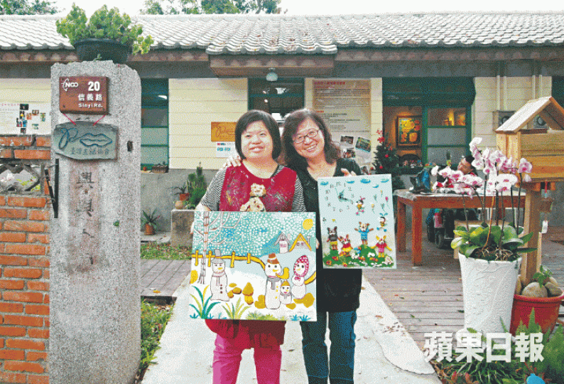 羅碧慧一直鼓勵女兒筱清學習藝術,筱清慢慢變成一個開朗女孩,更學懂照顧自己。光復新村已變身文化園區,開滿藝術色彩的小店和特色咖啡店。畫室位於台中光復新村,老房子清幽雅潔,是個充滿歡樂的地方。協會內掛滿畫作和手工藝品。園子內的作品很多都是以點描法繪畫,一點一點去完成。學員們用畫筆構造自己的世界。畫不到直線不重要,一點一滴,成了他們的獨特風格。許哲維小腦萎縮加上囊腫,每移動一下身體都十分艱辛,但筆下的《大熊貓》仍活靈活現。他們以畫畫來說話,以顏料堆叠生命的厚度。協會把學員的畫製作成行李箱,寓意把殘障人 羅碧慧一直鼓勵女兒筱清學習藝術,筱清慢慢變成一個開朗女孩,更學懂照顧自己。光復新村已變身文化園區,開滿藝術色彩的小店和特色咖啡店。畫室位於台中光復新村,老房子清幽雅潔,是個充滿歡樂的地方。協會內掛滿畫作和手工藝品。園子內的作品很多都是以點描法繪畫,一點一點去完成。學員們用畫筆構造自己的世界。畫不到直線不重要,一點一滴,成了他們的獨特風格。許哲維小腦萎縮加上囊腫,每移動一下身體都十分艱辛,但筆下的《大熊貓》仍活靈活現。他們以畫畫來說話,以顏料堆叠生命的厚度。協會把學員的畫製作成行李箱,寓意把殘障人