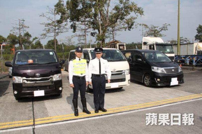警方於行動中發現有中港車接載放蛇探員由荃灣至惠州,並收取2,100元車資。 警方於行動中發現有中港車接載放蛇探員由荃灣至惠州,並收取2,100元車資。