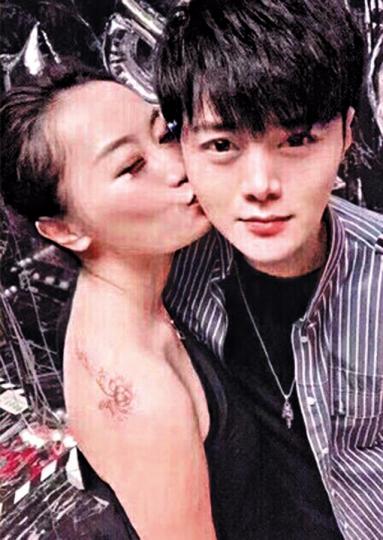 涉事男公關長得俊俏,深受女性歡迎。 互聯網男公關日前28歲生日,獲得貴婦28份名貴禮物。互聯網男公關的生日禮物堆積如山。互聯網 涉事男公關長得俊俏,深受女性歡迎。 互聯網男公關日前28歲生日,獲得貴婦28份名貴禮物。互聯網男公關的生日禮物堆積如山。互聯網