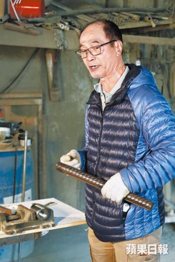 紮鐵業團結工會理事黃惠民指,前線工人一直鋼筋絞牙全數扭入螺絲帽作收貨標準。 紮鐵業團結工會理事黃惠民指,前線工人一直鋼筋絞牙全數扭入螺絲帽作收貨標準。