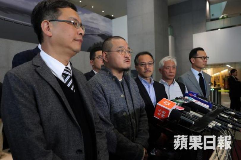 七名泛民議員昨晤林鄭後會見傳媒。 七名泛民議員昨晤林鄭後會見傳媒。