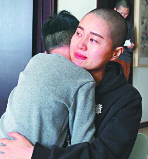 王全璋被判囚四年半,其妻李文足得知消息後抱着兒子安撫。互聯網 王全璋被判囚四年半,其妻李文足得知消息後抱着兒子安撫。互聯網
